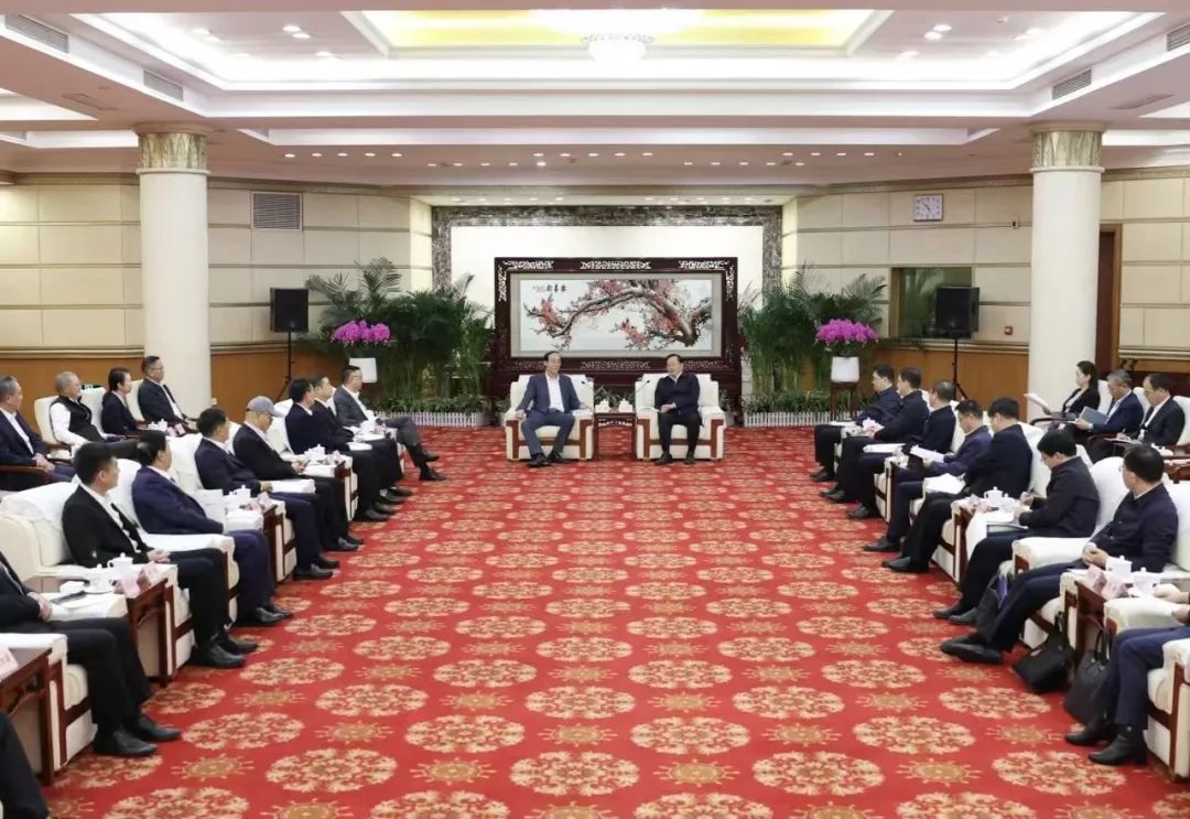 利亞德集團(tuán)董事長(zhǎng)李軍受邀出席華中科技大學(xué)第十六屆企業(yè)家論壇，并發(fā)表演講